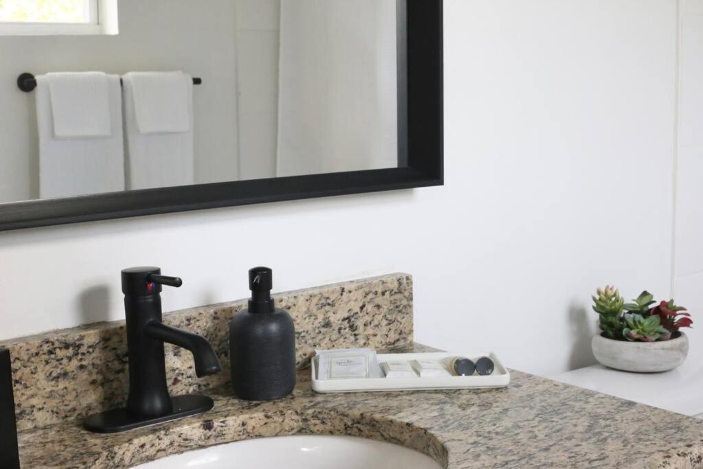 Sanctuary Gainesville Bright 2 Bedroom King Condo מראה חיצוני תמונה